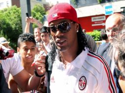 Ronaldinho en su llegada a Barcelona. EFE  /
