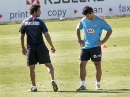 El jugador del Atlético de Madrid, Sergio 'Kun' Agüero (der.) conversa con su estratega durante un entrenamiento. EFE  /