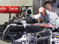 Lewis Hamilton revisa su vehículo para dar la pelea en el Gran Premio de Bélgica. REUTERS  /