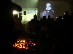 Familiares observan el vídeo logrado por los equipos enviados por el Gobierno. EFE  /