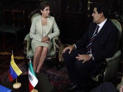 El ministro de Relaciones Exteriores de Venezuela, Nicolás Maduro, habla con su homóloga mexicana, Patricia Espinosa. EFE  /