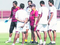 Miguel Herrera (con gorra) dialoga con sus jugadores durante un entrenamiento. MEXSPORT  /