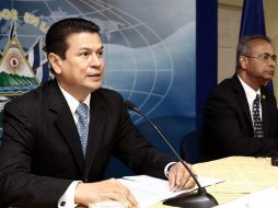 El secretario general adjunto de la Organización de Estados Americanos (OEA), Albert Ramdin (D). EFE  /