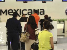 Ayer todavía se observaban varias personas a la espera de ser atendidas en los mostradores de la Compañía Mexicana de Aviación. EFE  /
