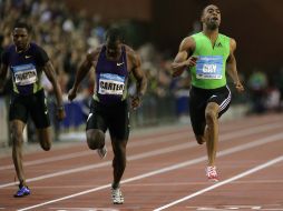 Tyson Gay muestra el diamante que lo acredita como campeón del circuito en los 100 metros. REUTERS  /
