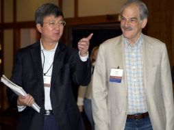 Zhu Min (I) asesor del Fondo Monetario Internacional y John Lipsky, primer subdirector gerente del FMI. AP  /