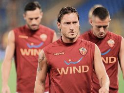Totti (centro) deja el campo, triste por el empate a cero. AFP  /