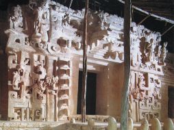 Las grandes fauces de un jaguar, hacen el pórtico del mausoleo de Ukit Kan Le'k Tok.P.FERNÁNDEZ  /