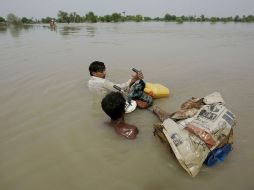 A causa de la fuertes inundaciones en Pakistán, más del 80% de la población ha abandonado sus hogares. AP  /