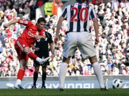 Foto de acción del gol de la victoria del Liverpool por parte de Fernando Torres. AP  /
