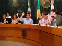 El alcalde Héctor Vielma (centro) asegura que los albiazules sí fueron notificados del cambio de horario. L. NAVARRO  /