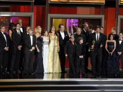 El elenco de ''Modern family'' agradece el Emmy a mejor serie de comedia. REUTERS  /
