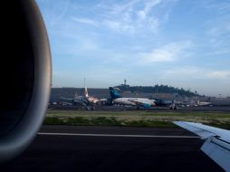 Un avión de Mexicana es remolcado de una pista luego de la suspensión de vuelos de la aerolínea. AP  /