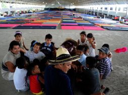 Un grupo de niños recibe clases en el albergue Piedra Angular de Villahermosa, en Tabasco, en medio de las inundaciones. NTX  /