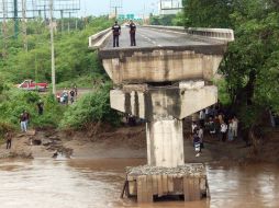 Aspecto del puente derrumbado en Puerto Vallarta, desde temprana hora el incidente generó la movilización de las autoridades. EFE  /