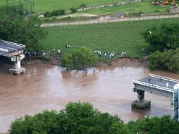 La madrugada de este martes se derrumbó  uno de los dos puentes que comunica a Jalisco y a Nayarit. M. INFANTE  /