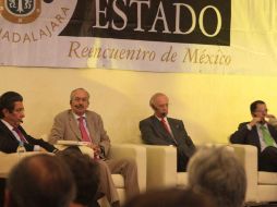El ex secretario de Hacienda, Francisco Gil (centro), habla en una conferencia magistral, en la Canaco. A. HINOJOSA  /