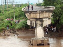 Los trabajos para la total reconstrucción del ‘‘puente viejo’’ tomarán seis meses, de acuerdo con estimaciones técnicas. EFE  /