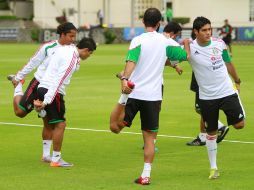 Los jugadores del “Tri” corren alrededor de la cancha del CAR. JAMMEDIA  /