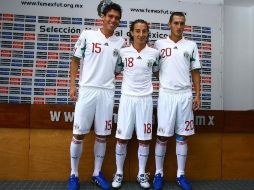 De izquiera a derecha se enuentran, Hector Moreno, Andres Guardado y Jorge Torres, posan con el uniforme versión Bicentenario. MEXSPORT  /