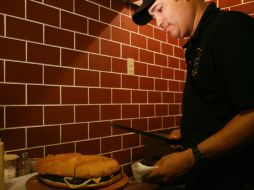 Héctor Muñoz, propietario del restaurante donde se ofrece a los clientes la hamburguesa más grande del Caribe. EFE  /
