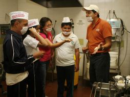 Roberto Álvarez, gerente de la sucursal de Unienter da un recorrido a niños con capacidades diferentes. M FREYRÍA  /