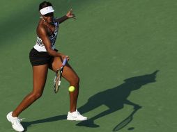 Venus Williams de los Estados Unidos golpea una vuelta de derecho contra Rebecca Marino de Canadá US Open. AFP  /
