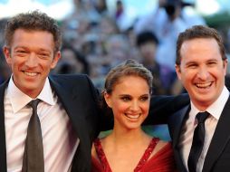 (i a d) El actor Vincent Cassel, la actriz Natalie Portman y el director Darren Aronofsky llegan a la proyección del filme. AFP  /