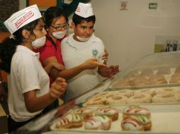 Recorrido de estudiantes con discapacidad por la empresa Krispy Kreme. M. FREYRÍA  /