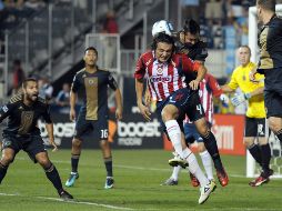 Héctor Reynoso despeja un balón en su área ante la presión del Union. AFP  /