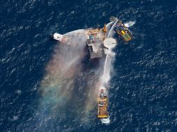 Desde embarcaciones se arrojó agua para sofocar el incendio tras la explosión. AP  /