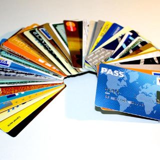 Deudores de tarjetas de crédito pagan hasta 89% del CAT