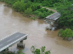 El colapso del Puente Viejo en Puerto Vallarta sucedió la madrugada del pasado martes tras una crecida en el río Ameca. ARCHIVO  /