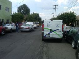 El cuerpo de la víctima fue sacado del bar en presencia de sus familiares por camilleros del Servicio Médico Forense. O. RUVALCABA  /