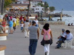 Vista típica del malecón en Puerto Vallarta, uno de los puntos turísticos donde más se afectarán las pequeñas empresariales. ARCHIVO  /