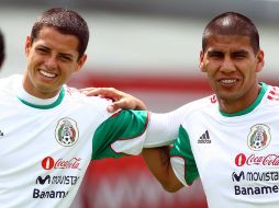 Los seleccionado mexicanos Javier Hernandez (iz.) y Carlos Salcido (de.) en el entrenamiento en las canchas de Verde Valle. MEXSPORT  /