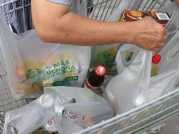 Son los consumidores quienes al final tienen que pagar por esta situación. ESPECIAL  /