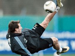 El argentino Messi enfretará a sus compañeros españoles del Barcelona como Xavi e Iniesta. EFE  /