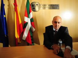 Algunas personas ven el anuncio de los terroristas vascos de la ETA en un restaurante, mientras comen. REUTERS  /