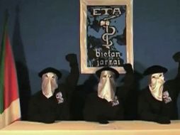 Foto de una conferencia televisiva de miembros encapuchados de ETA, que declaran una tregua, en ubicación desconocida. REUTERS  /