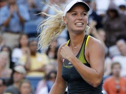 La tenista danesa Caroline Wozniacki con una sonrisa tras vencer  a su rival Maria Sharapova. AP  /