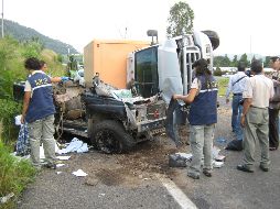 El chofer del camión perdió el control de la unidad e invadió el carril contrario. O. RUVALCABA  /