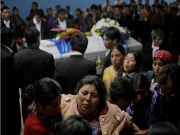 Cientos de personas participan en el funeral de seis de las 45 víctimas mortales en Guatemala. EFE  /