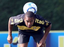 El delantero de la Selección brasileña, Robson de Souza Robinho, realiza un malabarismo durante el entrenamiento. EFE  /