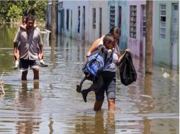 Los residentes caminan por una calle inundada en Villahermosa, Tabasco. AFP  /