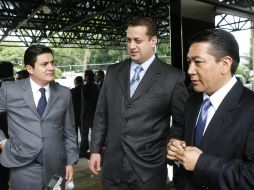 José María Martínez, Hernán Cortés y Abraham González Uyeda durante la reunión sostenida ayer en el Club de Industriales. M. FREYRIA  /