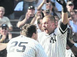 Nick Swisher (der.) celebra con Mark Teixeira luego de conectar un jonrón en la novena entrada. AP  /
