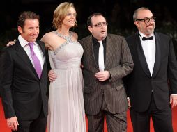 Los actores Antonio de la Torre, Carolina Bang y Carlos Aceves posan junto al director Alex de la Iglesia. AFP  /