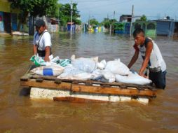 Habitantes de la ciudad de Villahermosa se desplazan en rústicas embarcaciones. EFE  /