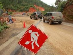 Debido a los derrumbes y deslaves que se han registrado en los últimos días se mantiene restringida la circulación a un carril. ARCHIVO  /